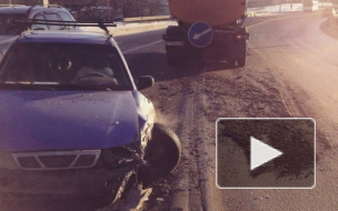 ДТП в Санкт-Петербурге: Део Нексиа разбился об снегоуборочную машину, на Софийской грузовик вылетел на тротуар