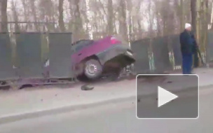 На Волковском проспекте автомобиль улетел на кладбище