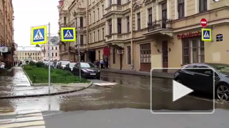 В Столярном переулке лопнула труба: вода заливает  дорогу