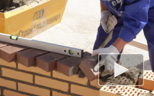 Печальные прогнозы сбываются: обрушившаяся стена придавила рабочих на Октябрьской набережной