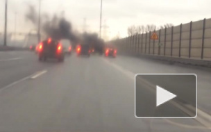 На кольцевой автодороге загорелся грузовик