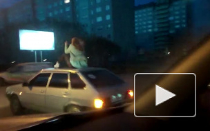Девушка в Омске раскатывала на крыше автомобиля и махала руками