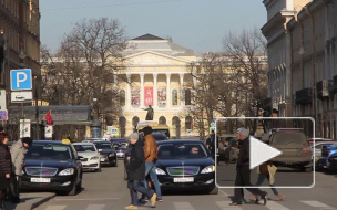 Иномарка вышвырнула велосипедистку в Неву на Октябрьской набережной