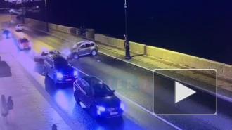 На Дворцовой набережной ДТП парализовало движение 