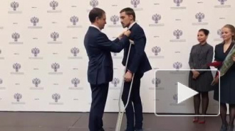 Костыли и сломанная нога: как Билан получил звание Заслуженного артиста России