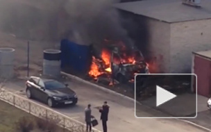 Появилось видео горящей скорой помощи у поликлиники в Петербурге