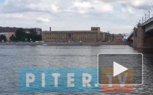 В Неве около моста Александра Невского петербуржцы продолжают искать нефть
