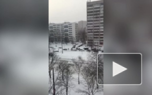 Опубликовали видео о помощи людей буксующей "Скорой"