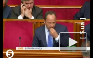 Вице-премьер Украины Тигипко вынул изо рта жвачку и приклеил под стол в Раде