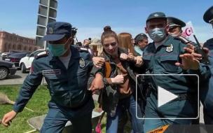 Армянские женщины закидали силовиков яйцами