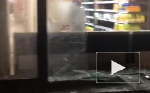 Появилось видео последствий ДТП на Московском проспекте, где "Газель" въехала в витрину магазина 