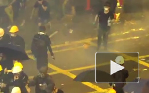 Гонконг: Полиция разогнала демонстрантов слезоточивым газом