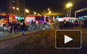 Видео: на Индустриальном проспекте авто вылетело на газон и перевернулось