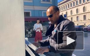 На Малой Садовой установили уличное пианино для всех желающих