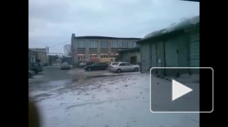 Появилось видео, как шквальный ветер срывает крыши в Новосибирске