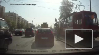 Видео: На Савушкина рабочего сбил трамвай