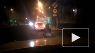 Видео: в Чите мужчина катался на санках, привязанных к автомобилю