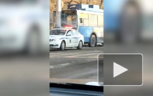 В Иркутске троллейбус врезался в фонарный столб