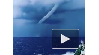 Моряк снял ужасающий торнадо недалеко от Португалии