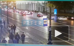 Появилось видео аварии на Невском проспекте с "Мерседесом", "таксистом" и троллейбусом