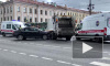На Невском проспекте столкнулись легковушка и мусоровоз