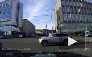 Выясняются обстоятельства ДТП, в котором женщина на джипе протаранила иномарку в районе площади Александра Невского