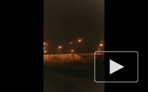 Видео: "Скания" застряла, пытаясь проехать под мостом
