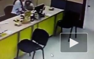 Грабитель в маске попал на видео в Уфе