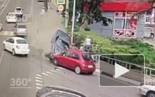 Видео: в Сочи водитель наехал на пешеходов 