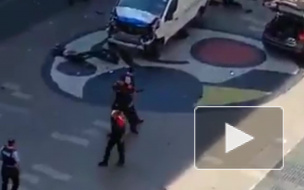 Появилось видео из Барселоны, где фургон врезался в пешеходов