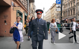 На улице Рубинштейна полицейский рассказал прохожим о жизни Довлатова