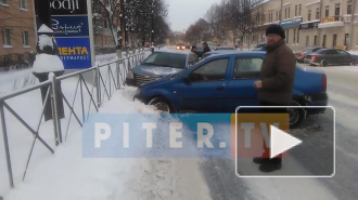 Три синие машины столкнулись в Гатчине: появилось видео