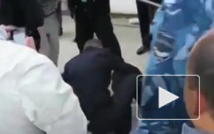 В сети появилось видео, как полицейский играет жертву нападения 