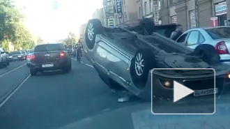 Видео из Петербурга: на Обуховской Обороны Mitsubishi Lancer перевернулся после ДТП