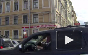 Задорный водитель веселил петербуржцев в пробке в центре города Задорный водитель веселил петербуржцев в пробке в центре города
