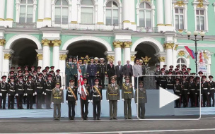 Для вручения аттестатов прибыли! На Дворцовой выпускной у военных