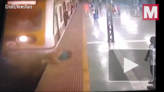 Видео: в Индии женщина попала под поезд метро пока справляла нужду на рельсах 
