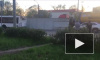 Видео из Петербурга: фура потеряла контейнер и помяла грузовик-цистерну