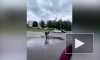 Видео: с лужей в Купчино боролись с помощью совка