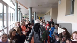 700 французских учеников выстроились в живой коридор ради легендарного физрука