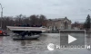 На подтопленной площади в Орске работает гусеничная техника МЧС