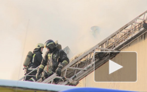 Пожар на складе на пр. Обуховской обороны в Петербурге перекинулся на соседние здания