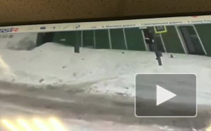 Видео: в Рощино снегом с крыши завалило девушку