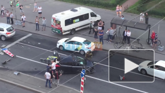 На Стачек легковушка снесла столб 