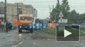 На Никольском шоссе в Ленобласти микроавтобус застрял на ж/д путях