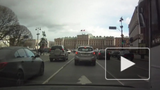 Видео джипа, влетевшего в памятник Николаю I на Исаакиевской и повисшего на заборе, стало хитом интернета