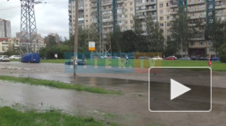 Видео: на Парашютной вода затопила проезжую часть‍