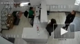 Видео: клиентка СДЭка метнула ножом в менеджера перед ...
