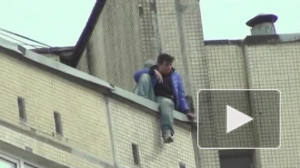 Видео: Самоубийца пытается прыгнуть с девятиэтажки