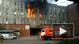 Появилось видео горящего здания на Складской улице